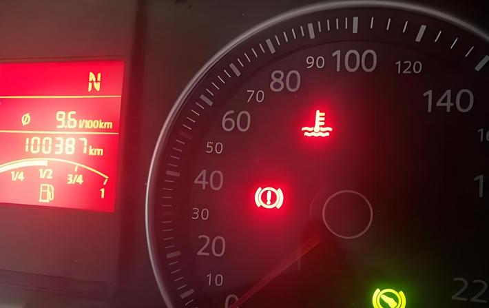 Dashboard Coolant Temperature Light is On! Can I Keep Driving? Emergency Response and Cooling System Check Guide.